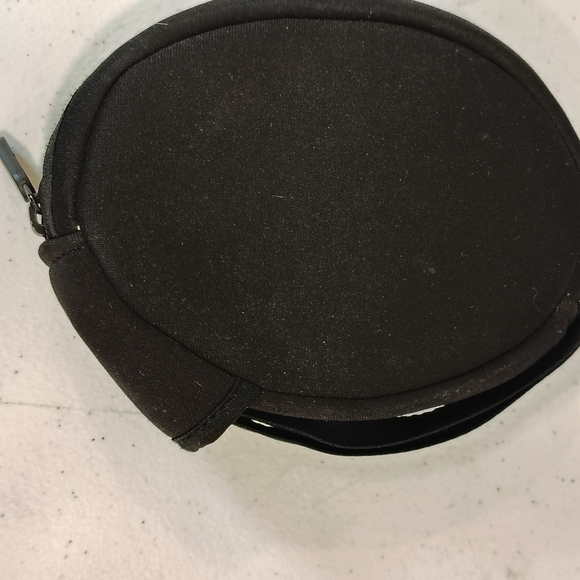 Beats Black and Red Earbud Case With Inside Pocket - Picture 4 of 4